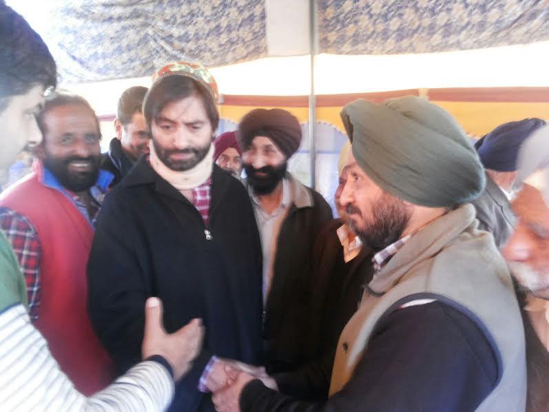 Malik visits Baramullah, expresses solidarity with bereaved family of Sikh lady